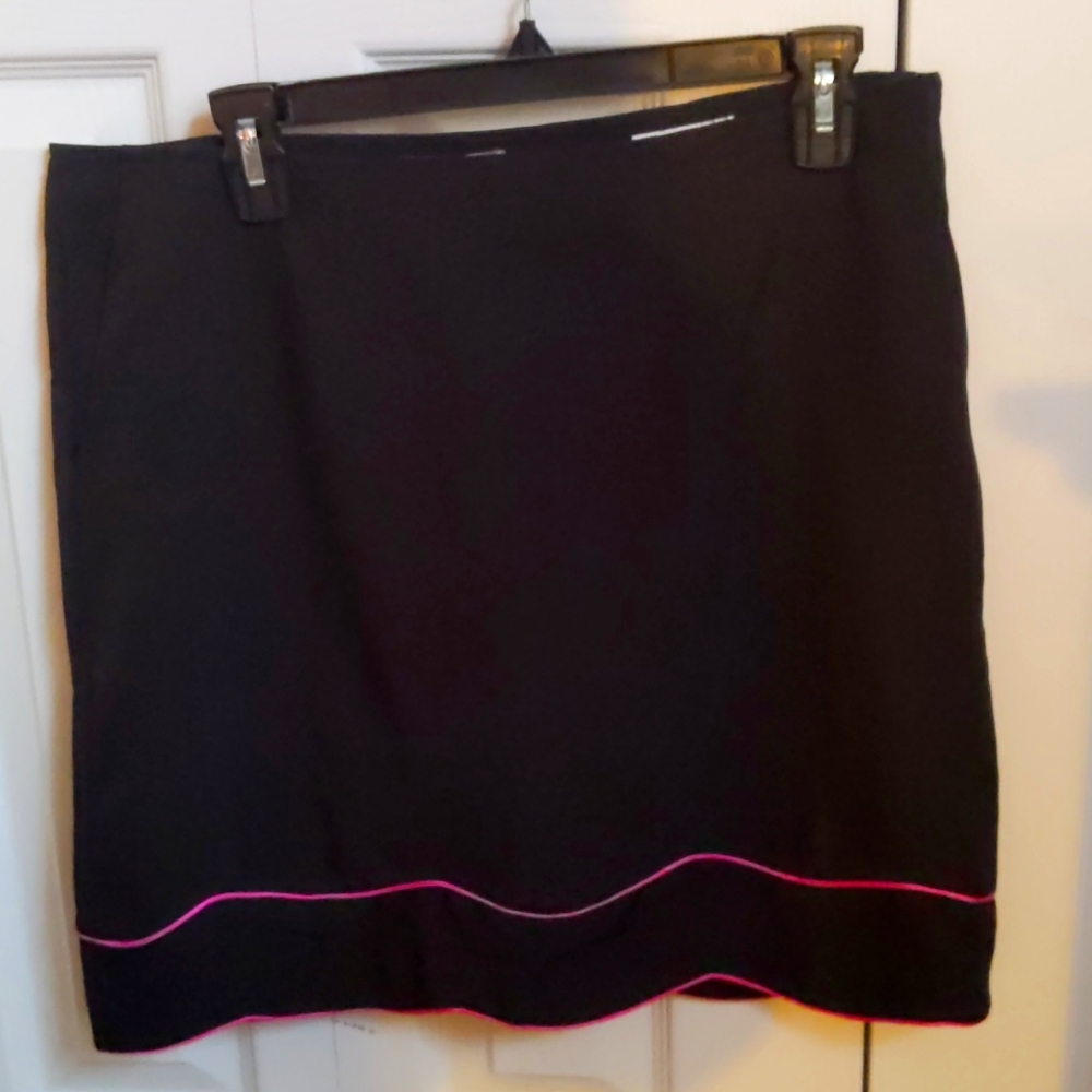 Golftini Double Trouble skort in black with scalloped edge in hot pink